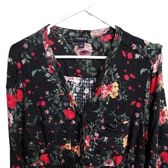 Torrid black with flowers 1X top front pockets rn 148862 - Picture 3 of 10